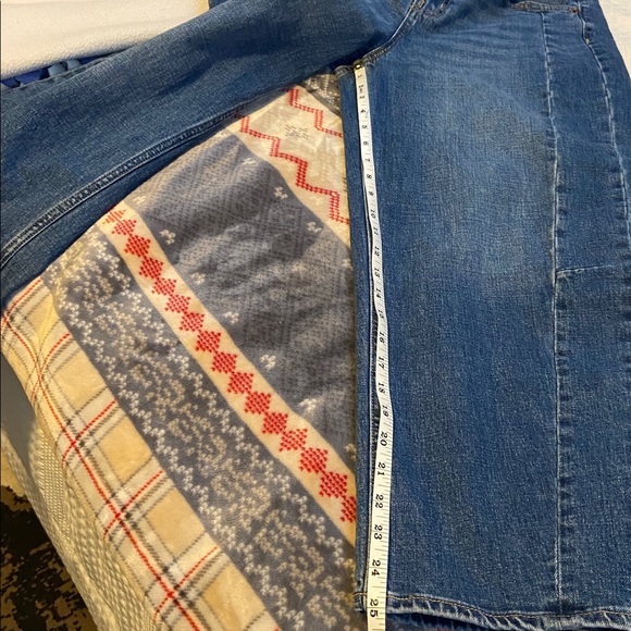 Old Navy High Rise Barrel Leg Jeans - Picture 12 of 12